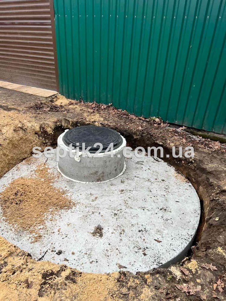 Готовий септик з люком після монтажу та доставки кілець